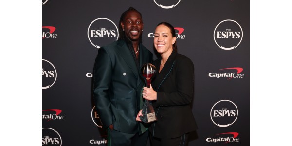 El jugador de los Milwaukee Bucks, Jrue Holiday, recibe el Premio Humanitario Deportivo Muhammad Ali